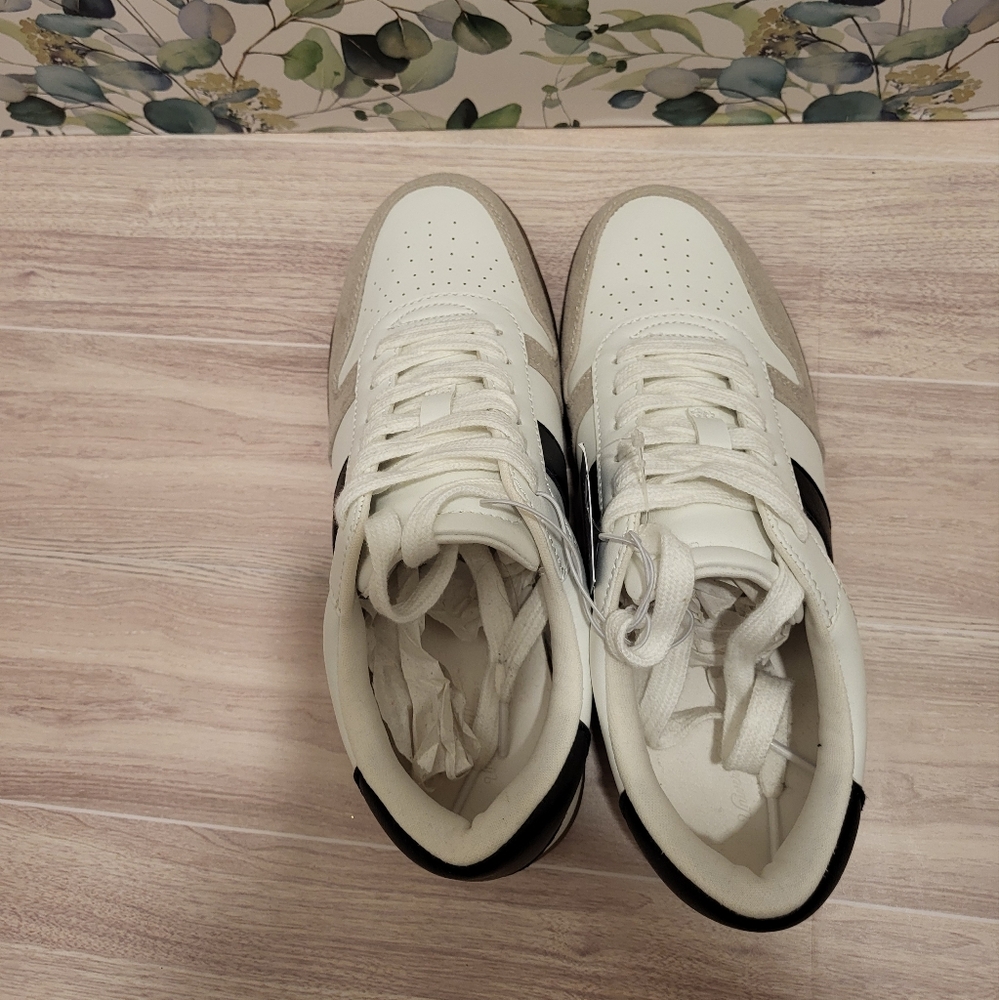 Universal Thread Sneakers - Picture 5 of 8